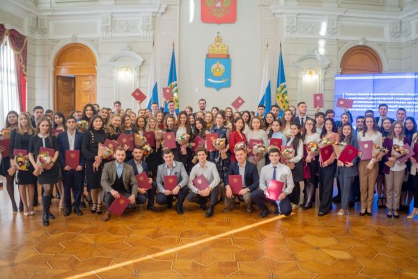 Осуществляет прием документов для назначения Губернаторской стипендии