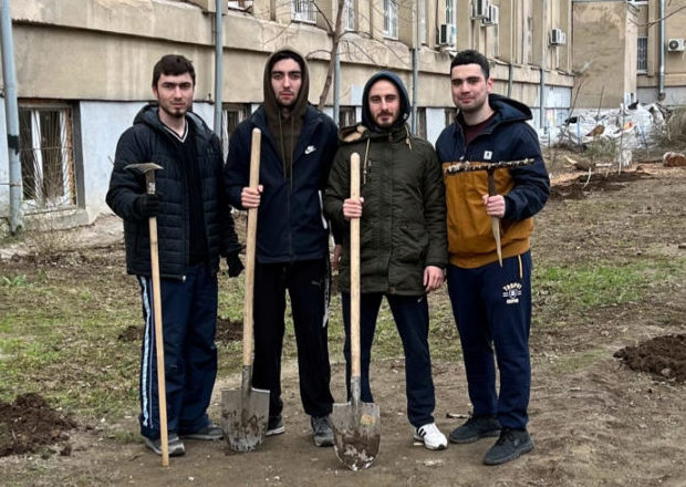 Студенты Астраханского ГМУ приняли участие в городском субботнике